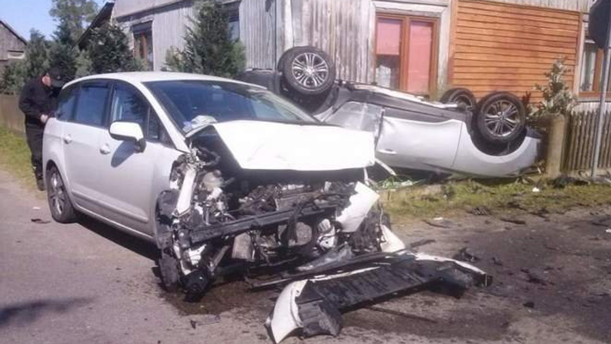 Wczoraj w Woli Błędowskiej, gm. Baranowo, zderzyły się ze sobą hyundai i peugeot. Hyundai dachował. Pięć osób zabrano do szpitala, w tym dwoje dzieci w wieku 5 i 11 lat - podaje "Tygodnik Ostrołęcki".