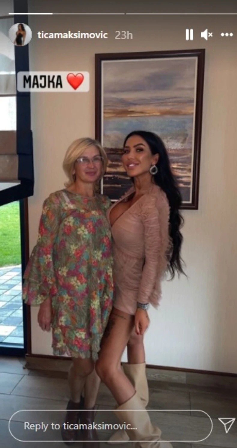 Tijana Ajfon sa majkom