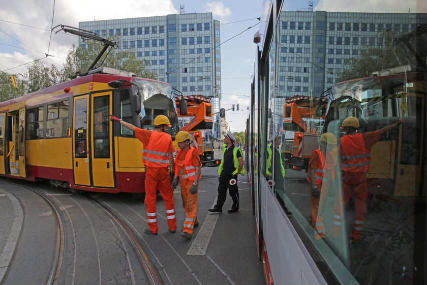 W Łodzi tramwaj się wykoleił. Piotrkowska bez komunikacji.