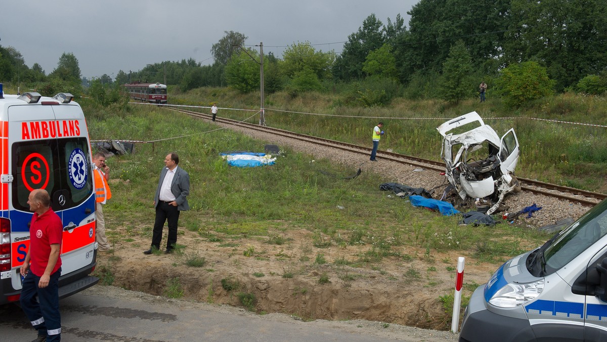 Pociąg zderzył się z busem na niestrzeżonym przejeździe kolejowym w Bratoszowicach w województwie łódzkim. Zginęło osiem osób, a dwie zostały ranne. Do tej tragedii doszło o godzinie 5.45. Bus jechał drogą Domaradzyn - Bratoszewice. Wszystkie ofiary i osoby poszkodowane w wypadku podróżowały busem.