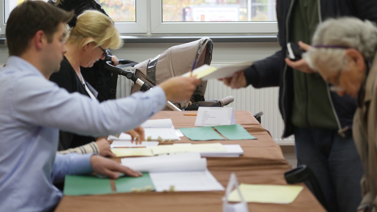 W okręgu nr 33, obejmującym cały teren województwa świętokrzyskiego, do podziału było szesnaście mandatów. PiS będzie miało w Sejmie dziewięciu posłów, PO – trzech, PSL – dwóch, a po jednym - komitet Kukiz'15 i Nowoczesna. PiS zdobył również wszystkie mandaty senatorskie w regionie.