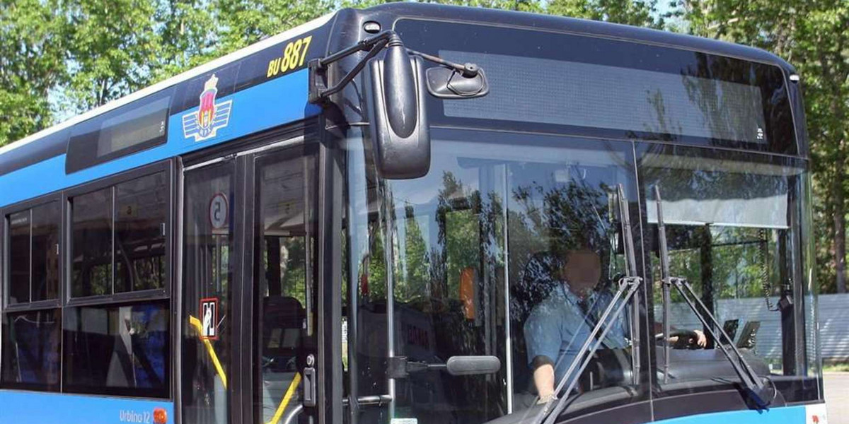 Jechał na dachu autobusu i uderzył głową w wiadukt