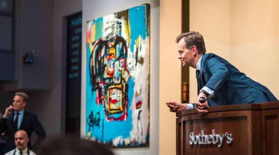 Oliver Barker na rekordowej aukcji w Sotheby's licytował obraz "Untitled "Jean-Michela Basquiata