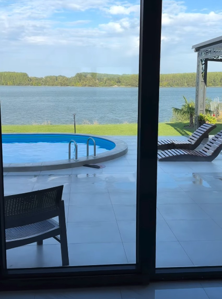 Sindi podelila snimak iz hotelske sobe