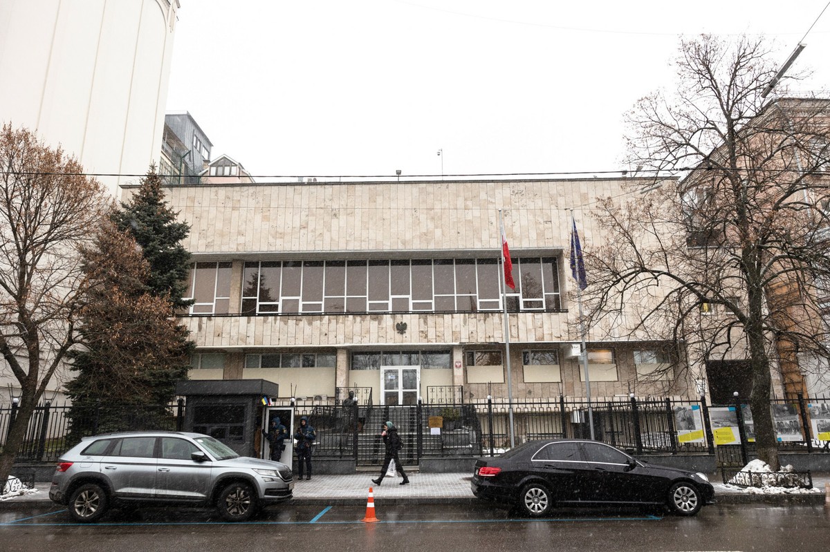 Rosyjski atak na Kijów uszkodził polską ambasadę. MSZ potwierdza