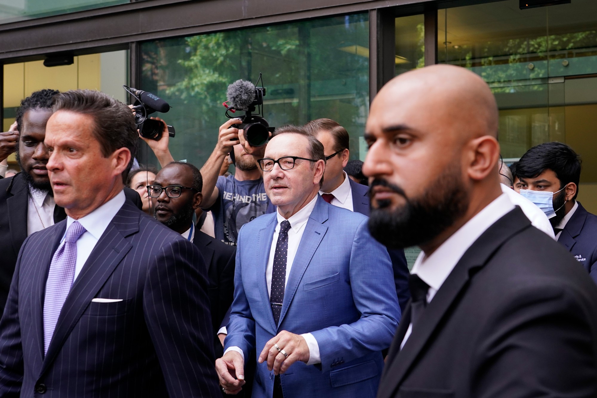 Americký herec Kevin Spacey pri odchode zo súdu v Londýne.