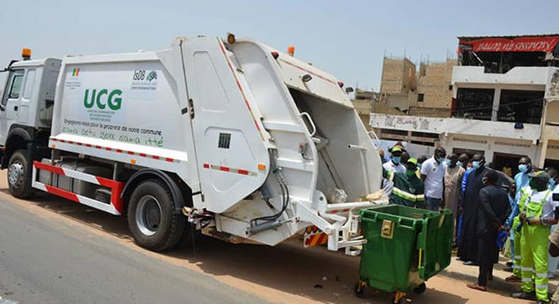 Un camion de ramassage des ordures