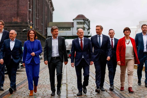 Wspólna fotografia liderów partyjnych wykonana po zakończeniu rozmów koalicyjnych. Od lewej: Michael Kellner (Zieloni), Norbert Walter-Borjans (SPD), Annalena Baerbock i Robert Habeck (Zieloni), kandydat na kanclerza Olaf Scholz (SPD), Christian Lindner i Volker Wissing (FDP), Saskia Esken i Lars Klingbeil (SPD), Berlin, 24 listopada 2021 r.