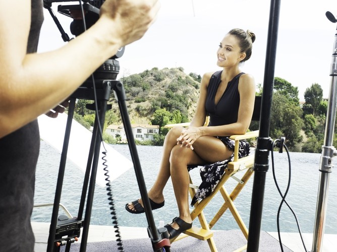 Jessica Alba na planie filmu promocyjnego depilatora Braun Silk-épil 9 SkinSpa