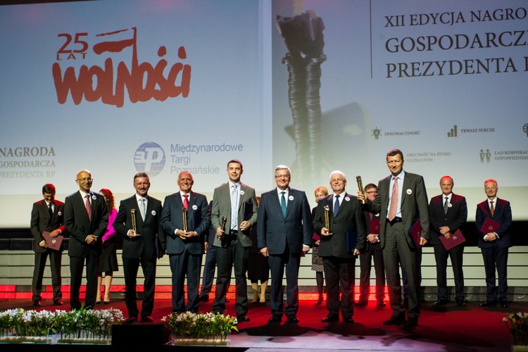 Od lewej: dr Wiesław Rozłucki, prezes Grupy Polskie Sklady Budowlane S.A - Bogdan Panhirsza, prezes firmy Delphia Yachts Kot - Wojciech Kot, prezes Medicalgorithmics - Marek Dziubiński, prezydent RP Bronisław Komorowski, prezes firmy Grupy Azoty Zakłady Azotowe Puławy S.A. - Marian Rybak, Selena FM S.A. prezes - Jarosław Michniuk, podczas gali Nagrody Gospodarczej Prezydenta RP, 2 bm. w Poznaniu