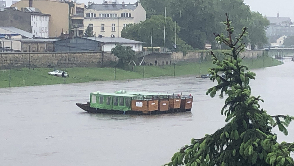 Cztery tramwaje wodne zerwały się z przystani w Krakowie w okolicy Salwatoru i zmierzały w kierunku przęseł mostu Dębnickiego. Na ich pokładzie znajdowały się dwie osoby. Tragedii udało się uniknąć dzięki szybkiej akcji policjantów z Komisariatu Wodnego.