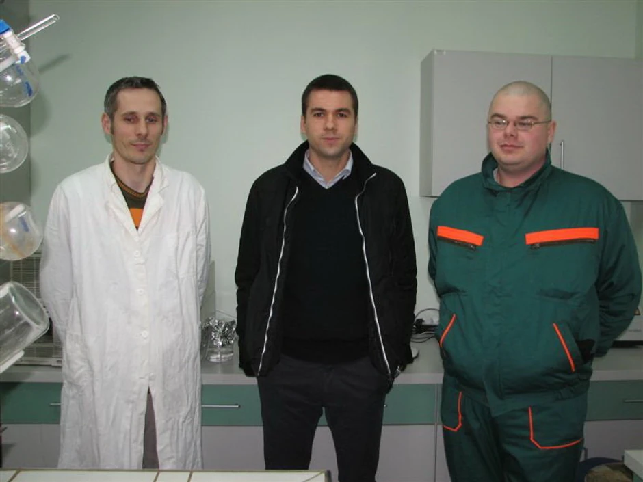 Stevan Pinćir (C) sa zaposlenima