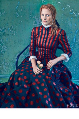 Vincent van Gogh La Mousmé portréjaként pózol Alexander McQueen kézzel festett selyemkabátjában és báli szoknyájában.