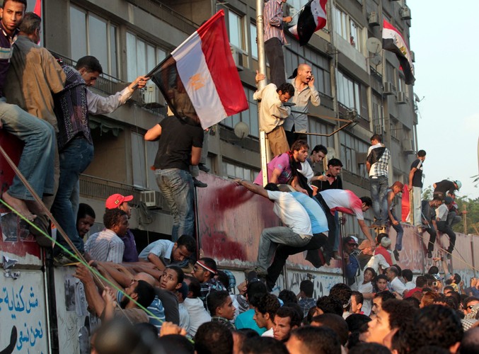 Tłum szturmuje mur wokół ambasady Izraela w Kairze