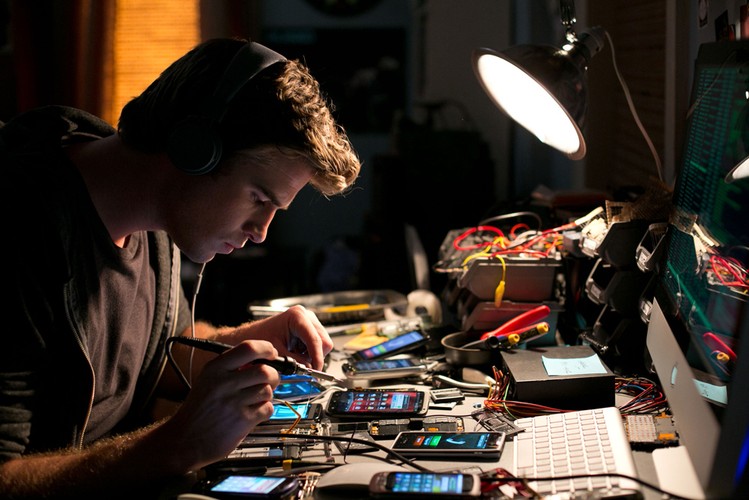 Liam Hemsworth w filmie 'Paranoja'