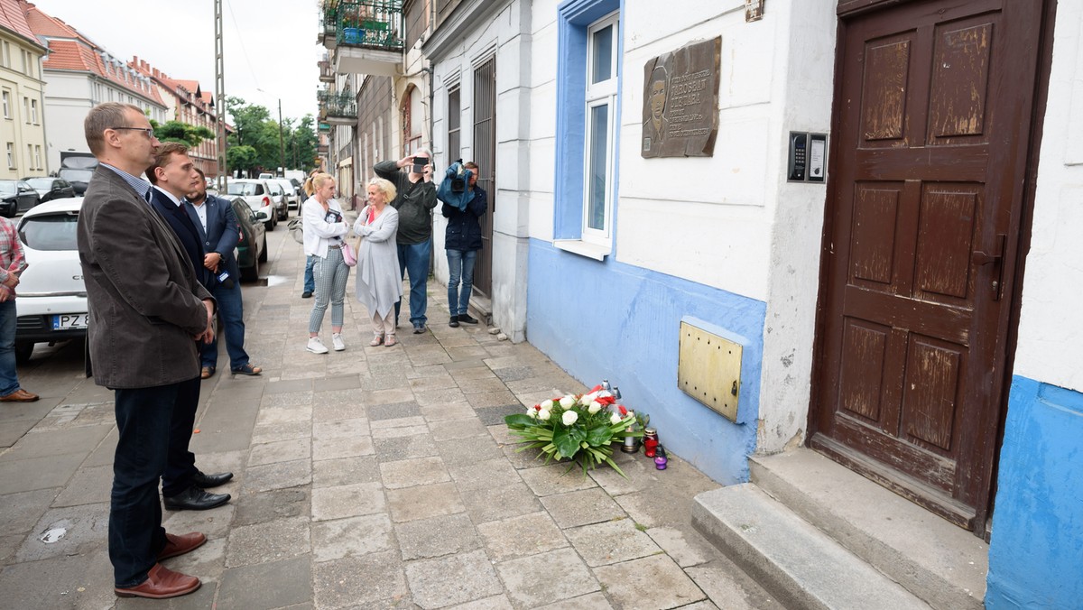 Spotkanie przy tablicy pamiątkowej poświęconej dziennikarzowi