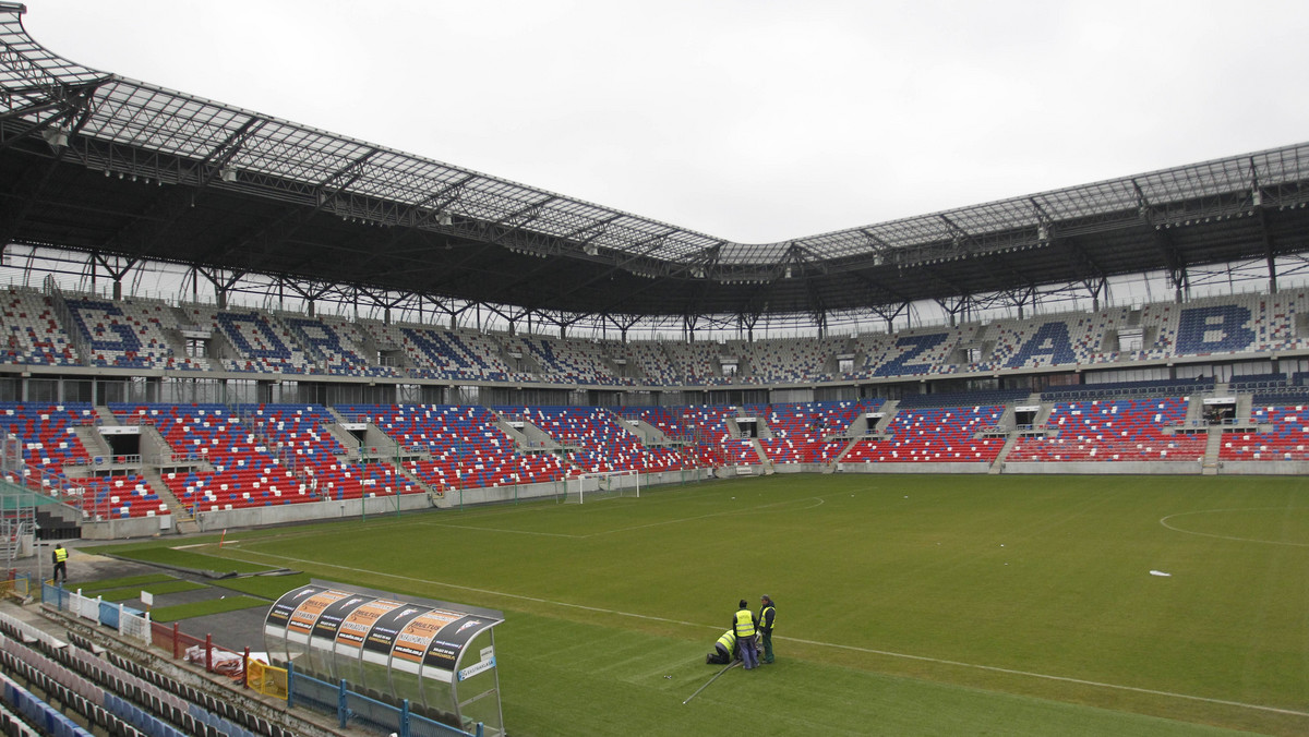 Po niedzielnych ulewach murawa stadionu Górnika Zabrze była częściowo zalana, ale piątkowy mecz drugiej kolejki 1. ligi piłkarskiej ze Stalą Mielec nie jest zagrożony.