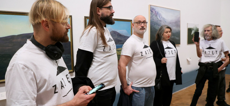 Protest w Zachęcie. Zakleili nazwiska artystów