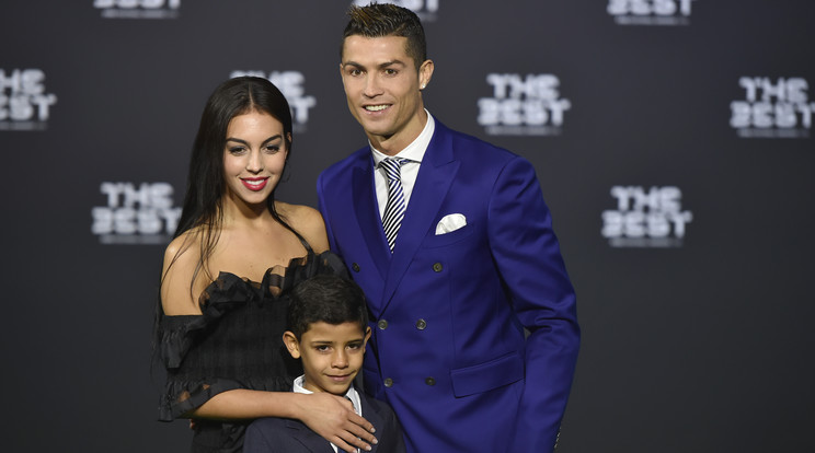 A büszke család: Georgina, Cristiano Junior és Ronaldo /Fotó: AFP