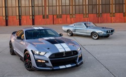 Ford Mustang hitem w Polsce i na świecie. Silnik spalinowy rządzi