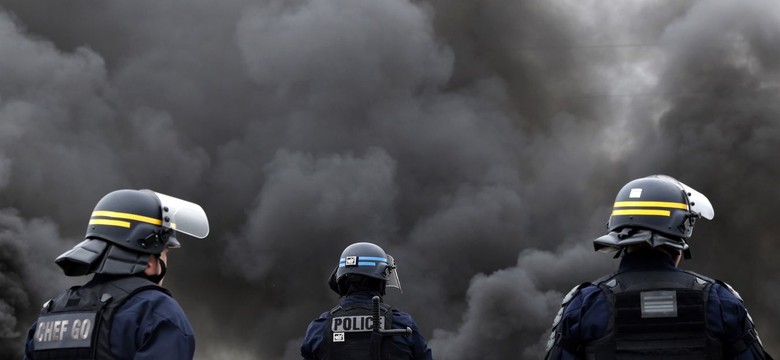 Fala protestów zalewa Francję. Bójki z policją, eksplozje, płonące pojazdy