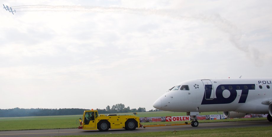 Jednym z prezentowanych samolotów jest pasażerski Embraer 170 PLL LOT. 