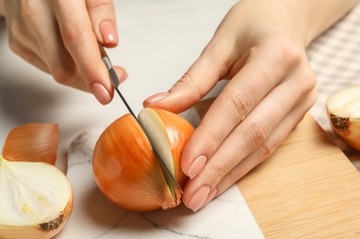 A hagyma természetes butiráttermelő rostjai segítik a bélrendszer regenerációját és a gyulladások csökkentését.