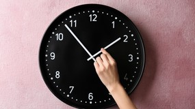 Zmiana czasu z letniego na zimowy 2025. To już w październiku! Kiedy dokładnie? A kiedy nastąpi ostatnia zmiana czasu? Oto data!