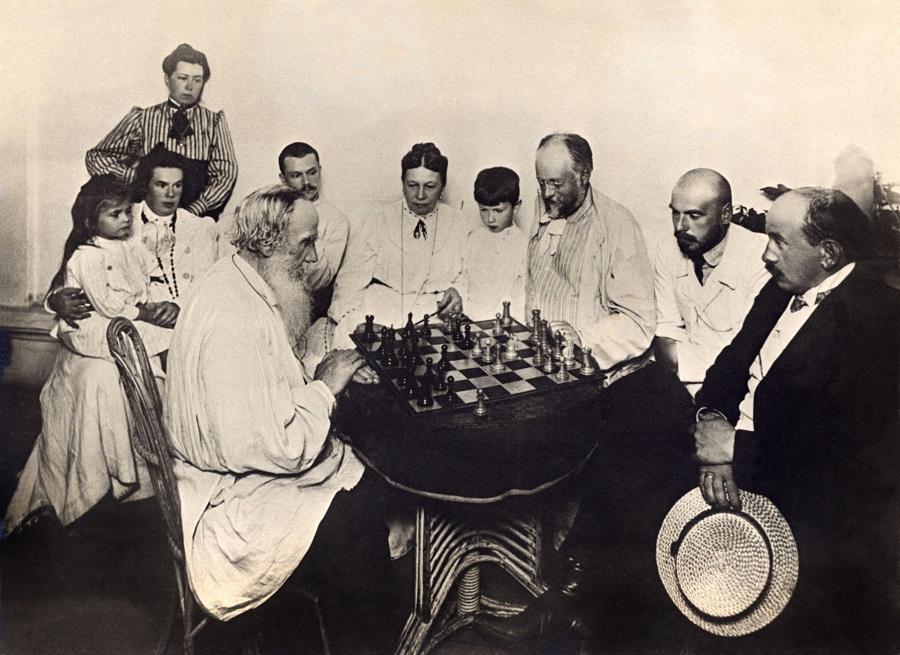 Lew Tołstoj z żoną Zofią, dziećmi i uczniami pisarza [1908 r.]