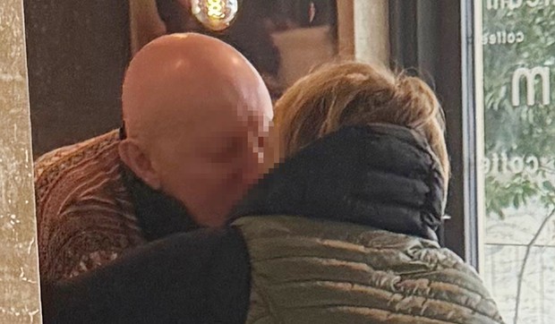 Ksenija Mijatović se ljubi sa starijom čovekom