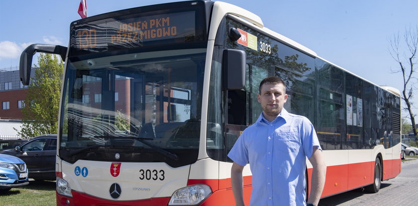 4-latek sam przyszedł na przystanek i wsiadł do autobusu. Wtedy pan Mikołaj postąpił jak trzeba!