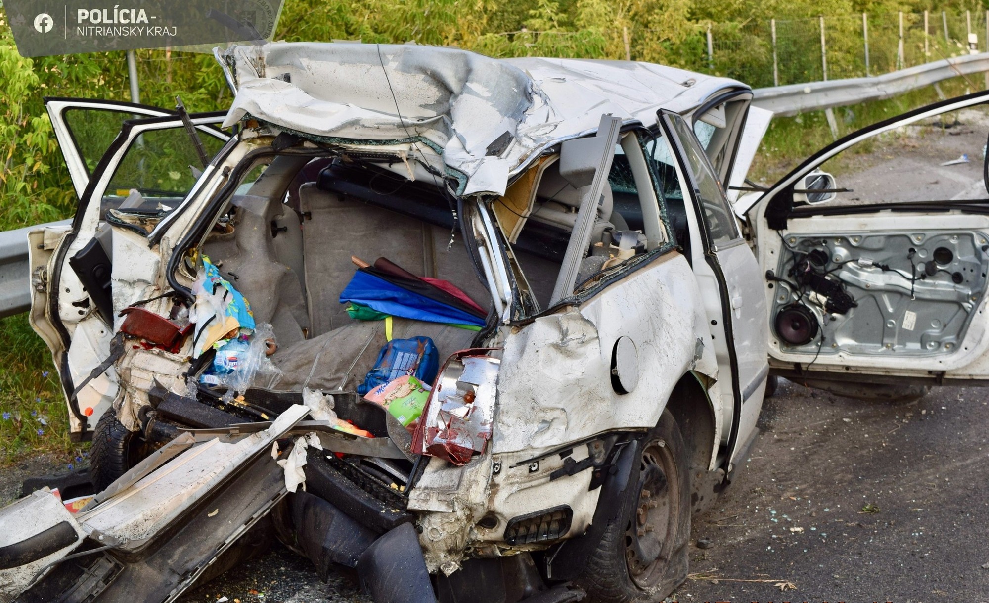 Do odstaveného vozidla narazilo nákladné auto.