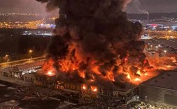 Ugaszono pożar w Chimkach pod Moskwą. Płonął były sklep OBI [NAGRANIE]