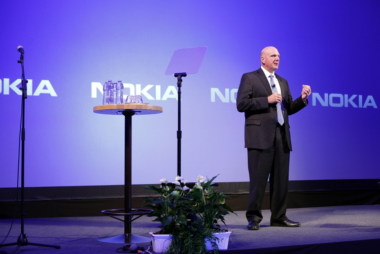 <b>2013 – Koniec ery</b>
<br><br>
Microsoft dokonuje zakupu mobilnego oddziału Nokii za 7,18 miliardów dolarów, wraz z 32 tysiącami pracowników oraz kadrą kierowniczą. Do Redmond trafia również Stephen Elop, który obecnie uznawany jest za faworyta do objęcia schedy po Stevie Ballmerze.