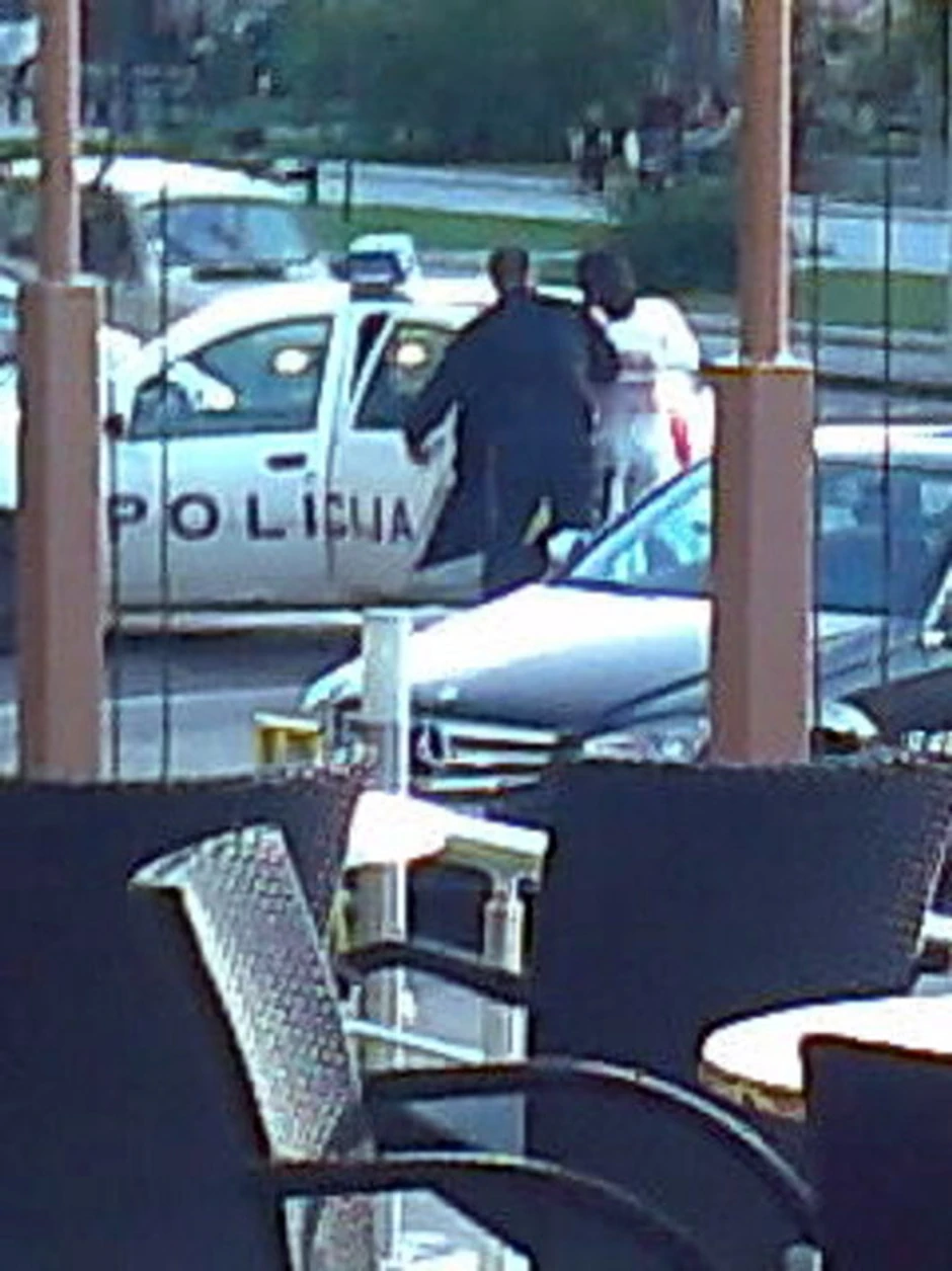 Policija privodi izbezumljenu ženu