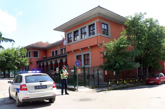 DRAMA U ŠKOLI U SMEDEREVU Roditelji ne šalju decu na nastavu zbog opasnih pretnji jednog đaka, oglasilo se i Ministarstvo: "Uputili smo hitno prosvetnu inspekciju"