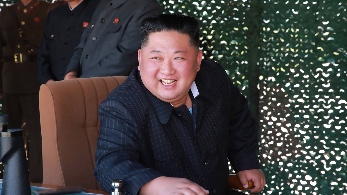 Korea Północna. Kim Dzong Un obserwuje próbę rakietową