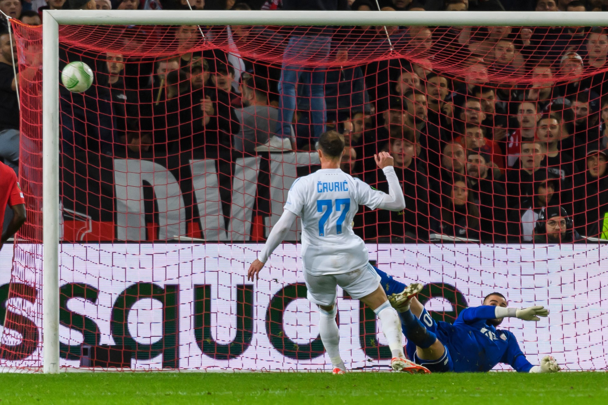 Zľava Aleksandar Čavrič (Slovan) dáva gól.