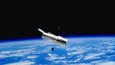 tajemniczy towarzysz betelgezy. teleskop hubble ujawnia kosmiczny „śla