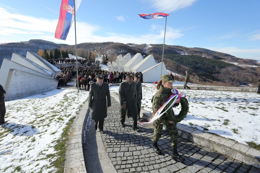 Vence na spomen kosturnicu položile delegacije Vlade, Vojske, Grada Užica, SUBNOR-a....