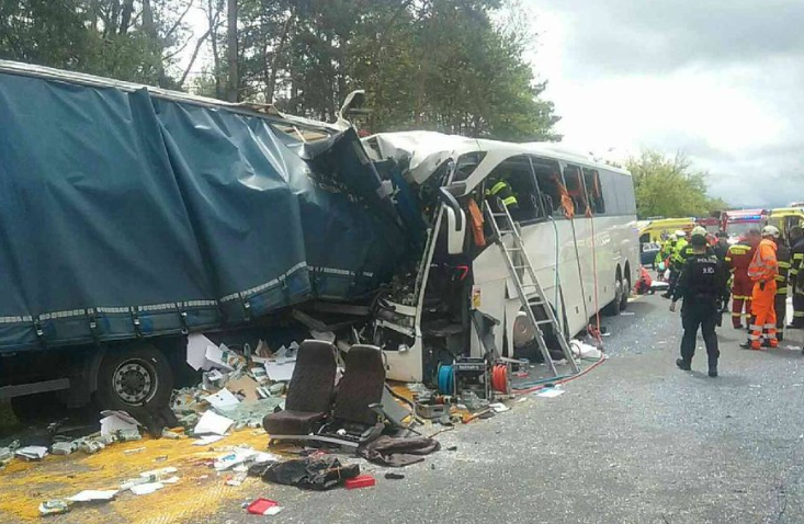 Magyarokkal teli busz szenvedett szörnyű balesetet Szlovákiában / Fotó: Twitter