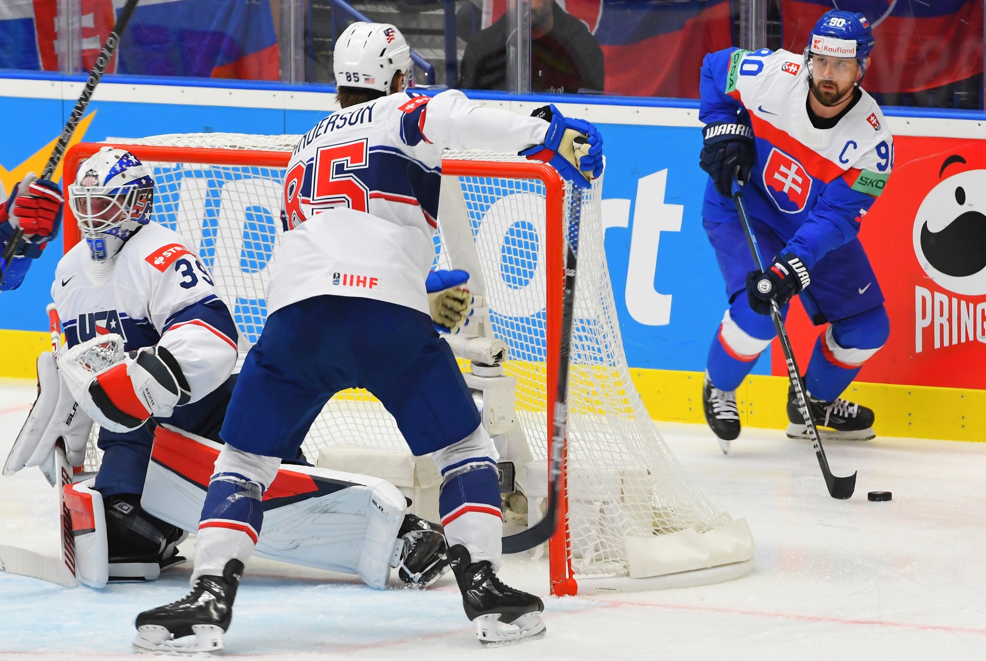 Sprava kapitán slovenskej reprezentácie Tomáš Tatar, hokejista USA Jake Sanderson a brankár USA Trey Augustine.
