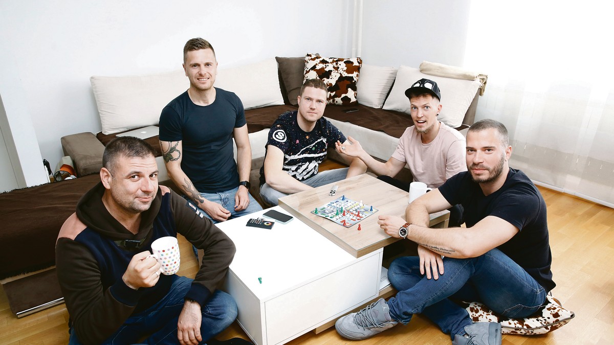 OVDE ŽIVI MUZIČAR FILIP PAT Leontinin bivši suprug otvorio vrata stana ...