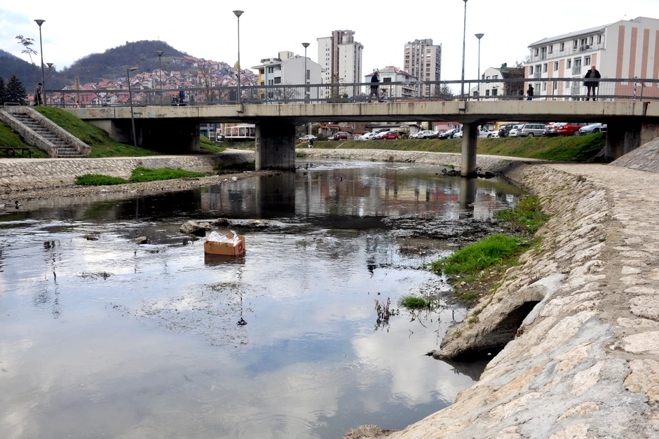 Bela tečnost izila se kroz kanalizacioni ispust kod hotela "Zlatibor"