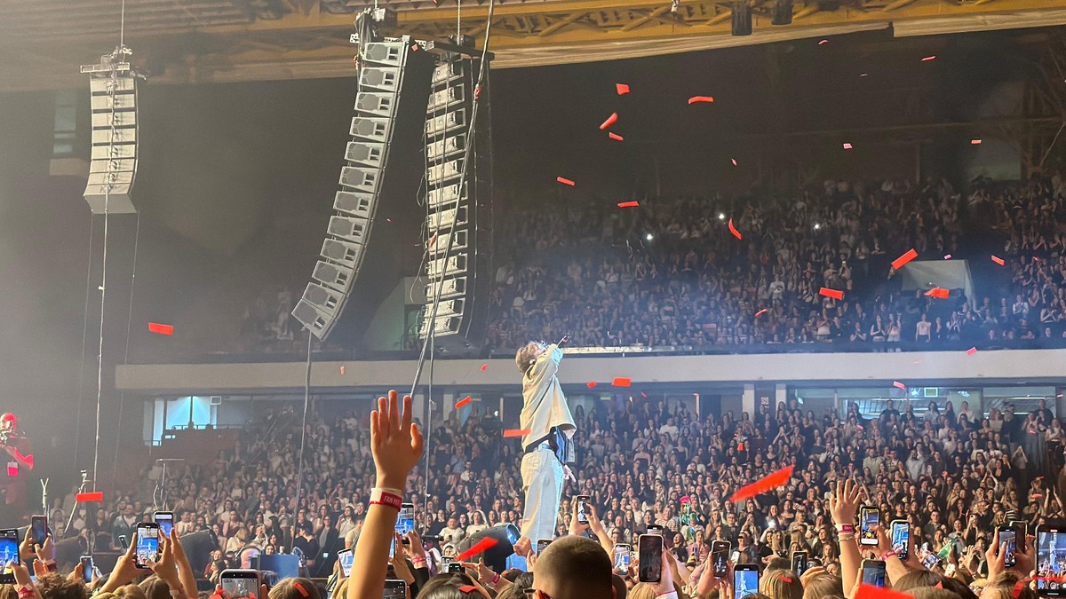 SPENS RASPRODAT DO POSLEDNJEG MESTA Euforija publike na prvom velikom koncertu JAKOVA JOZINOVIĆA u Srbiji