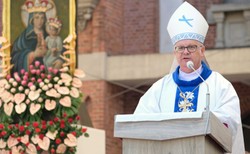 Bp Czaja wzywa do obrony Kościoła: W Paryżu rzuciły ludzi na kolana dopiero kamienie wypalonej katedry