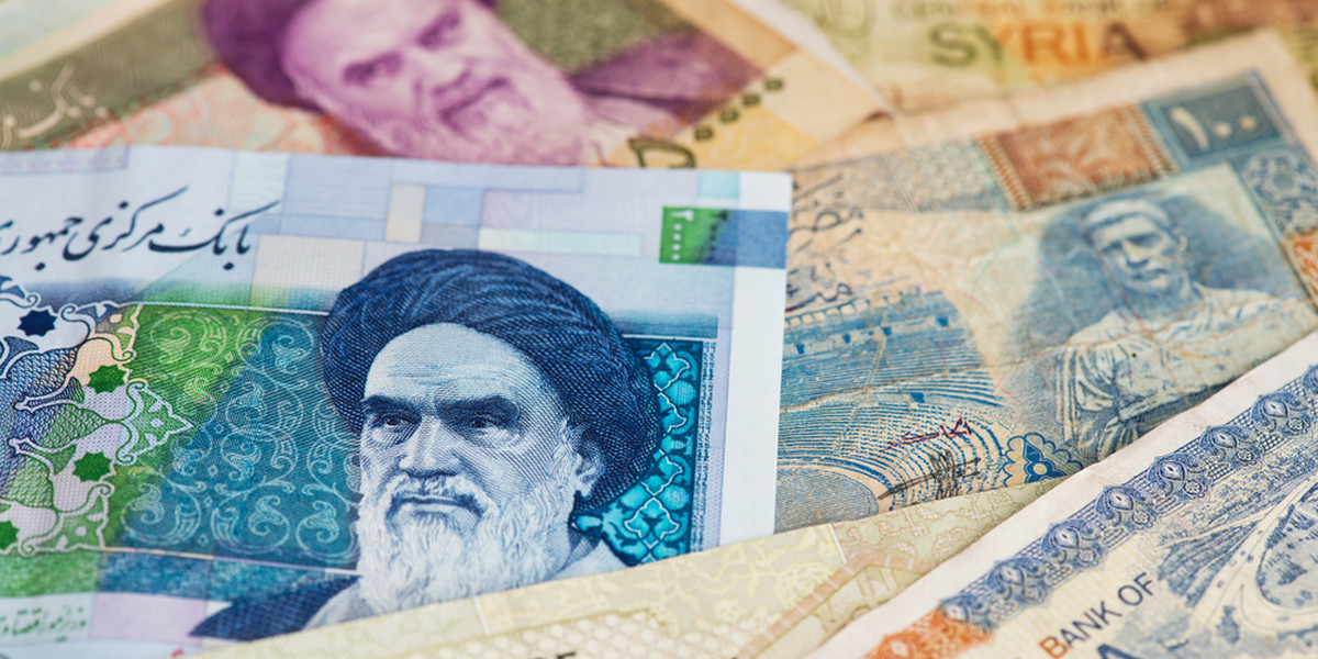 Dotknięty kryzysem Iran, którego pieniądz, rial, utracił od kwietnia 2018 r. wskutek sankcji USA 60 proc. wartości wobec dolara, skreśla cztery zera na banknotach, aby ułatwić ludności transakcje, i wprowadza nową, historyczną nazwę waluty - "toman".