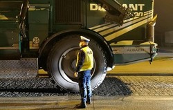 Gigantyczny kombajn leśny na autostradzie A1. Policja w szoku