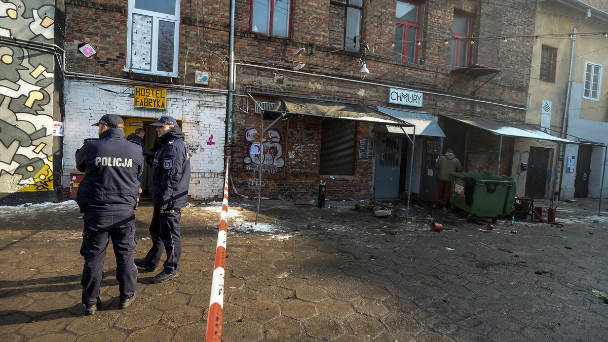 Stołeczni policjanci zapobiegli konfrontacji dwóch grup kibiców. Działo się to wczoraj meczem Legii Warszawa z Ajaksem Amsterdam. Do komisariatów doprowadzono w sumie 100 Holendrów. Wszyscy zostali ukarani mandatami za naruszenie porządku publicznego. Kolejne dwie osoby zatrzymano za naruszenie nietykalności cielesnej funkcjonariusza i posiadanie narkotyków. Wciąż trwają poszukiwania sprawców napadu na klub na Pradze.