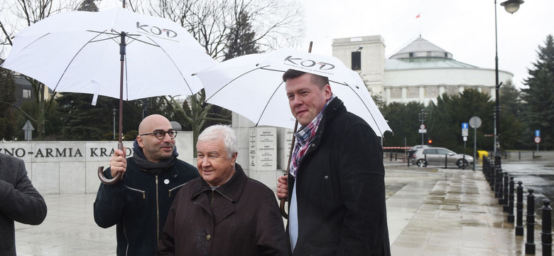 Krzysztof Łoziński kandydatem na przewodniczącego KOD. "Skłoniła mnie konieczność"